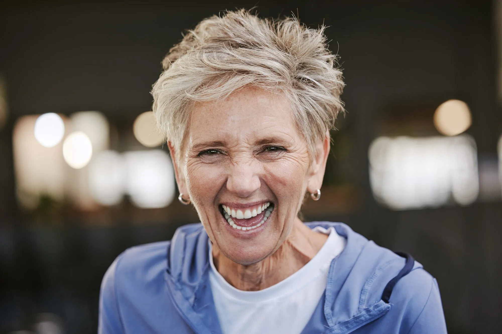 Femme de plus de cinquante ans aux cheveux courts, au grand sourire
